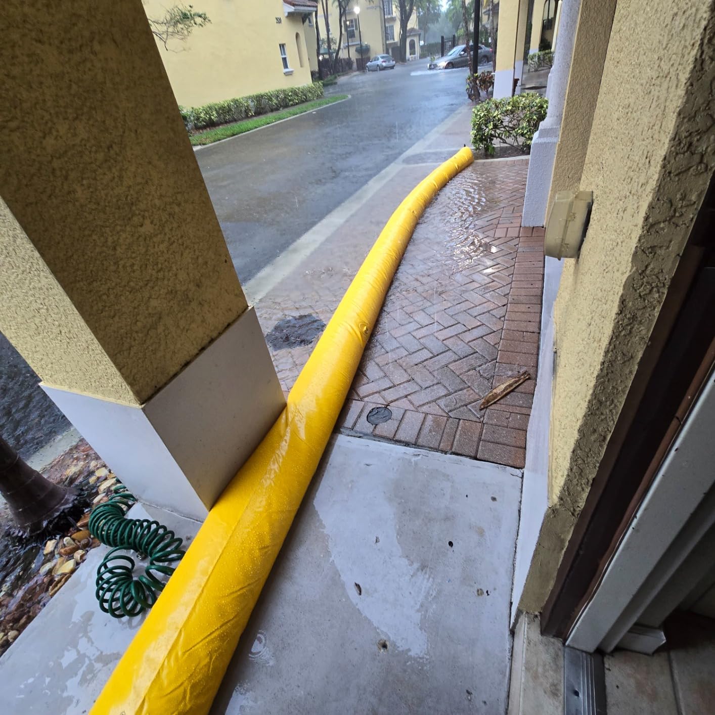 Flood Barrier, Flood Bags, Sandbag Alternative, Water Barrier for Flooding with Great Waterproof Effect, Reusable PVC Water Diversion Tubes, Lightweight Flood Barriers for Home, Door, Garage customer photo 2