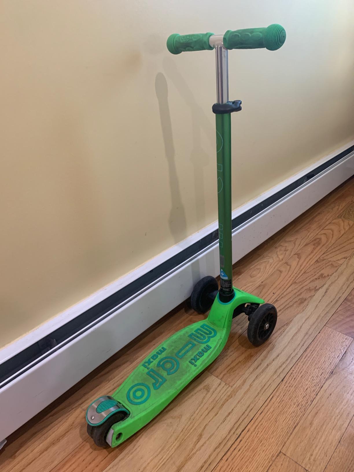 Micro Kickboard Maxi Scooter for Ages 5-12 | Children up to 110 lbs | 3 Wheel Lean-to-Steer Design | Adjustable T Bar | Smooth Ride PU Wheels | Swiss Design customer photo 1