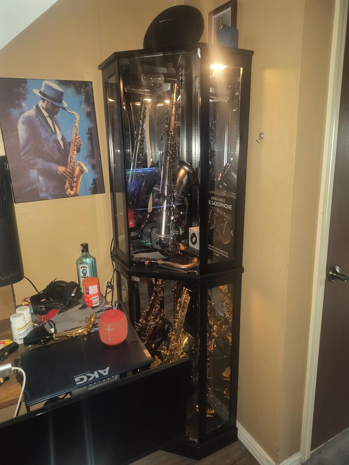 BELLEZE Lighted Curio Cabinet Corner Display Case for Living Room, China Hutch with Tempered Glass Doors and Shelves, Wooden Accent Cabinet, Bar and Liquor Storage Area - Ashfield (Oak) customer photo 1