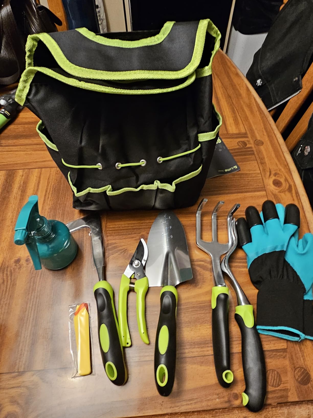Heavy Duty Gardening Tools - Gardening Gifts for Women, Men, Mom, Dad - Durable, Ergonomic Garden Tools Set (Green) customer photo 1