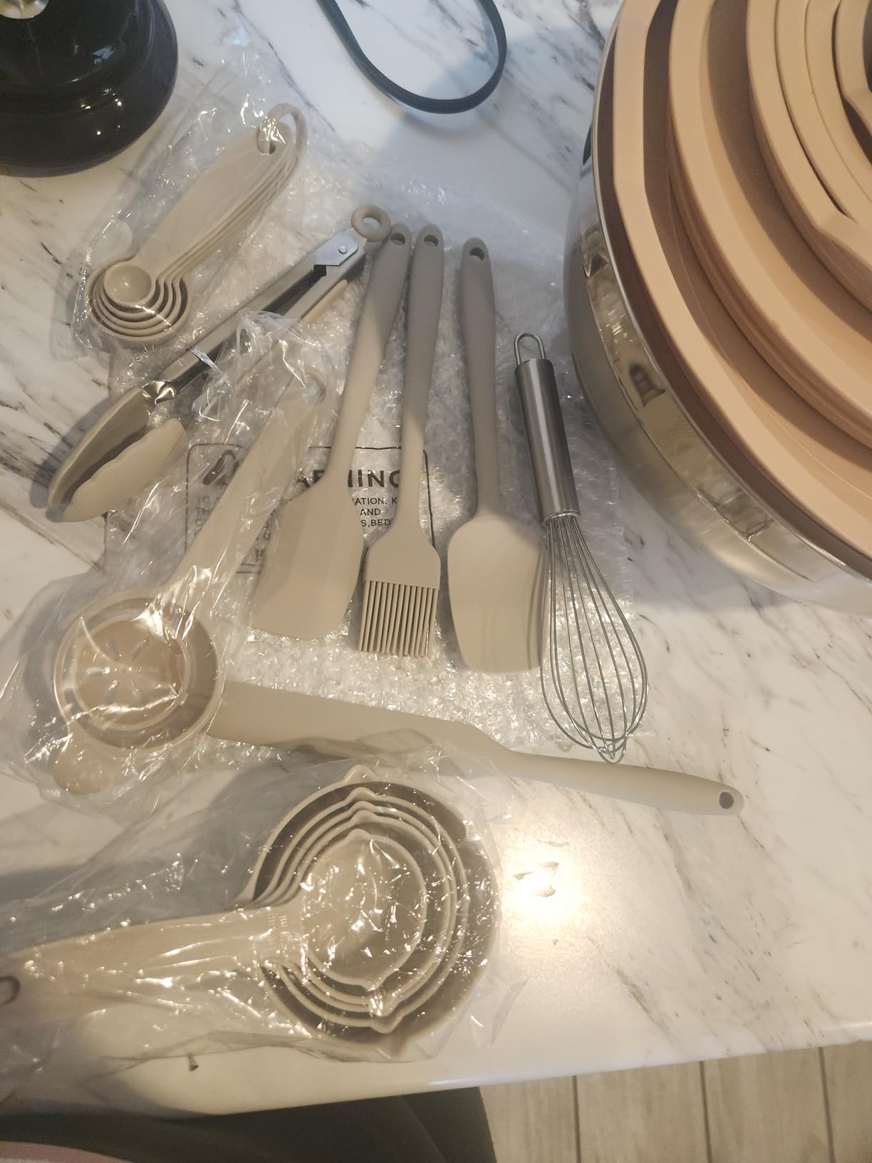 Mixing Bowls with Airtight Lids Set, 26PCS Stainless Steel Khaki Bowls with Grater Attachments, Non-Slip Bottoms & Kitchen Gadgets Set, Size 7, 4, 2.5, 2.0, 1.5, 1QT, Great for Mixing & Serving customer photo 1