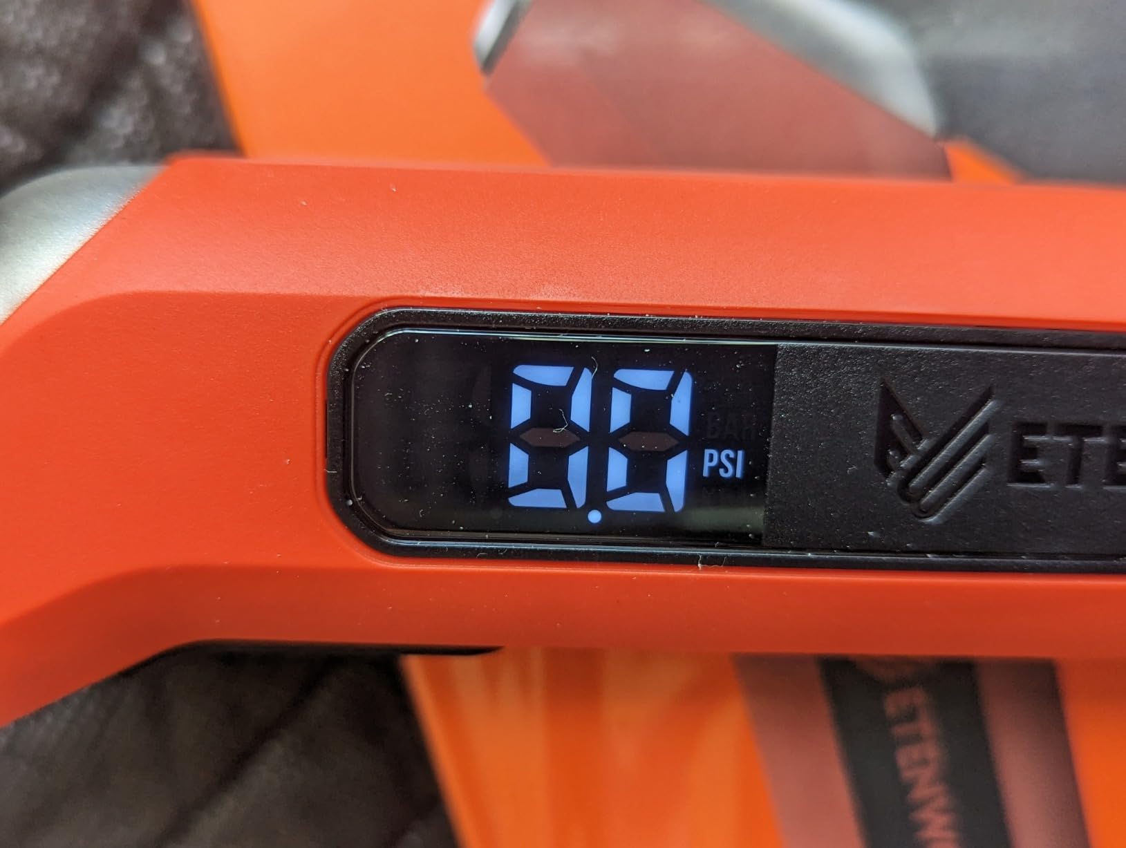 ETENWOLF T300 Digital Tire Pressure Gauge 200 PSI for Car, RV, Truck, Bikes | with Replaceable AAA Batteries, Industrial Tire Gauge Calibrated to ANSI B40.7 Grade 2A(±0.5%), Vivid Orange customer photo 1