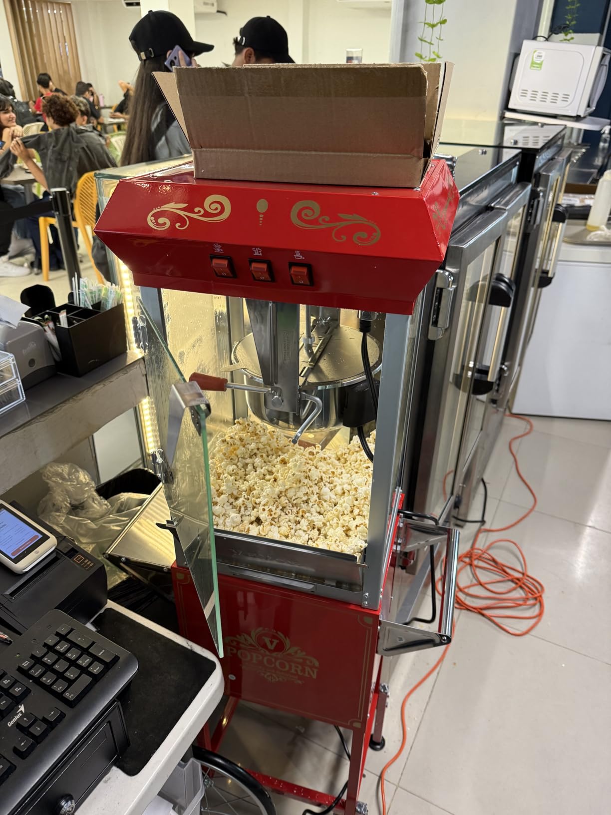 VEVOR Commercial Popcorn Machine, 8 Oz Kettle, 850 W Popcorn Maker on Wheels for 48 Cups per Batch, Theater Style Popper with 3-Switch Control Steel Frame Tempered Glass Doors Cart 1 Scoop 2 Spoons customer photo 1