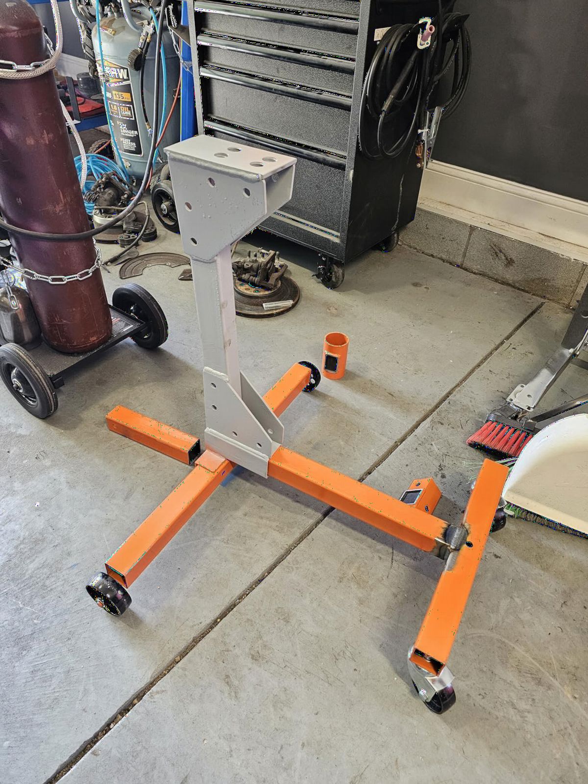 VEVOR Engine Stand, 750 lbs (3/8 Ton) Rotating Engine Motor Stand with 360 Degree Adjustable Head, Cast Iron Motor Hoist Dolly, 4-Caster, 4 Adjustable Arms, for Vehicle Maintenance, Auto Repair customer photo 1