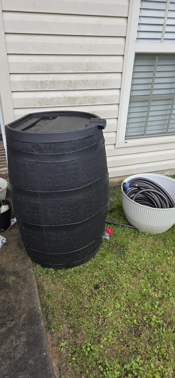 RTS Home Accents Premium 55-Gallon Eco Rain Barrel with Removable Lid, Flat Back Rain Water Collection Barrel, Made with 100% Recycled Plastic, Black customer photo 1