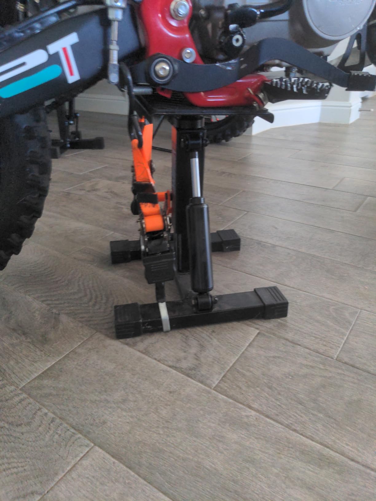 VEVOR Dirt Bike Lift Stand 440 lbs Capacity Motorcycle Jack Lift Stand, Hydraulic Lift Operation, with Height Adjustable Hoist Table customer photo 1