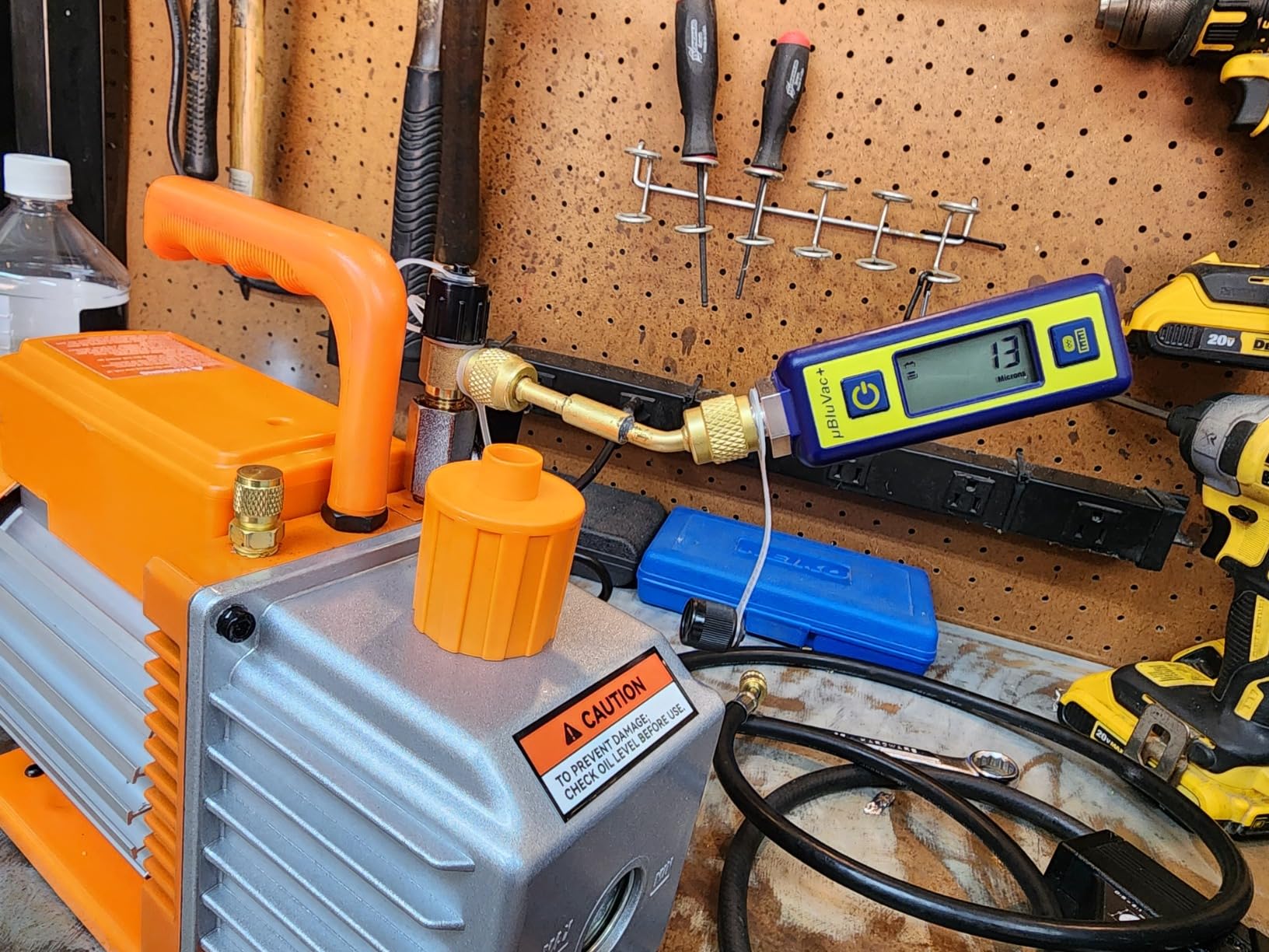 VEVOR 5 CFM 2 Stage Rotary Vane Vacuum Pump 1/2 HP Air Vacuum Pump Sparkless Motor Not only for R22 R410a but Also R32 R1234yf Systems for HVAC/Auto Repair & Maintenance Resin Degassing Two Oil Bottles customer photo 1