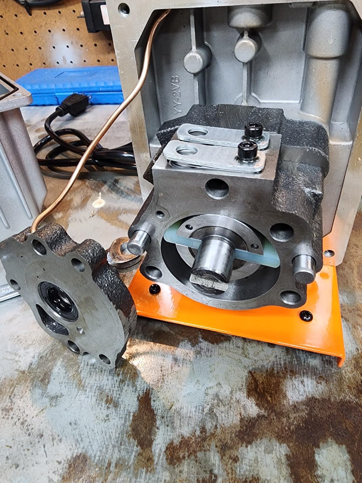 VEVOR 5 CFM 2 Stage Rotary Vane Vacuum Pump 1/2 HP Air Vacuum Pump Sparkless Motor Not only for R22 R410a but Also R32 R1234yf Systems for HVAC/Auto Repair & Maintenance Resin Degassing Two Oil Bottles customer photo 2