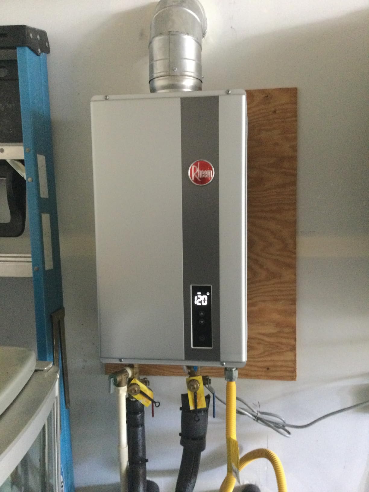 Rheem RTG Series 9.5 GPM Natural Gas Tankless Water Heater Indoor, 199,900 BTUs High Efficiency On Demand customer photo 2