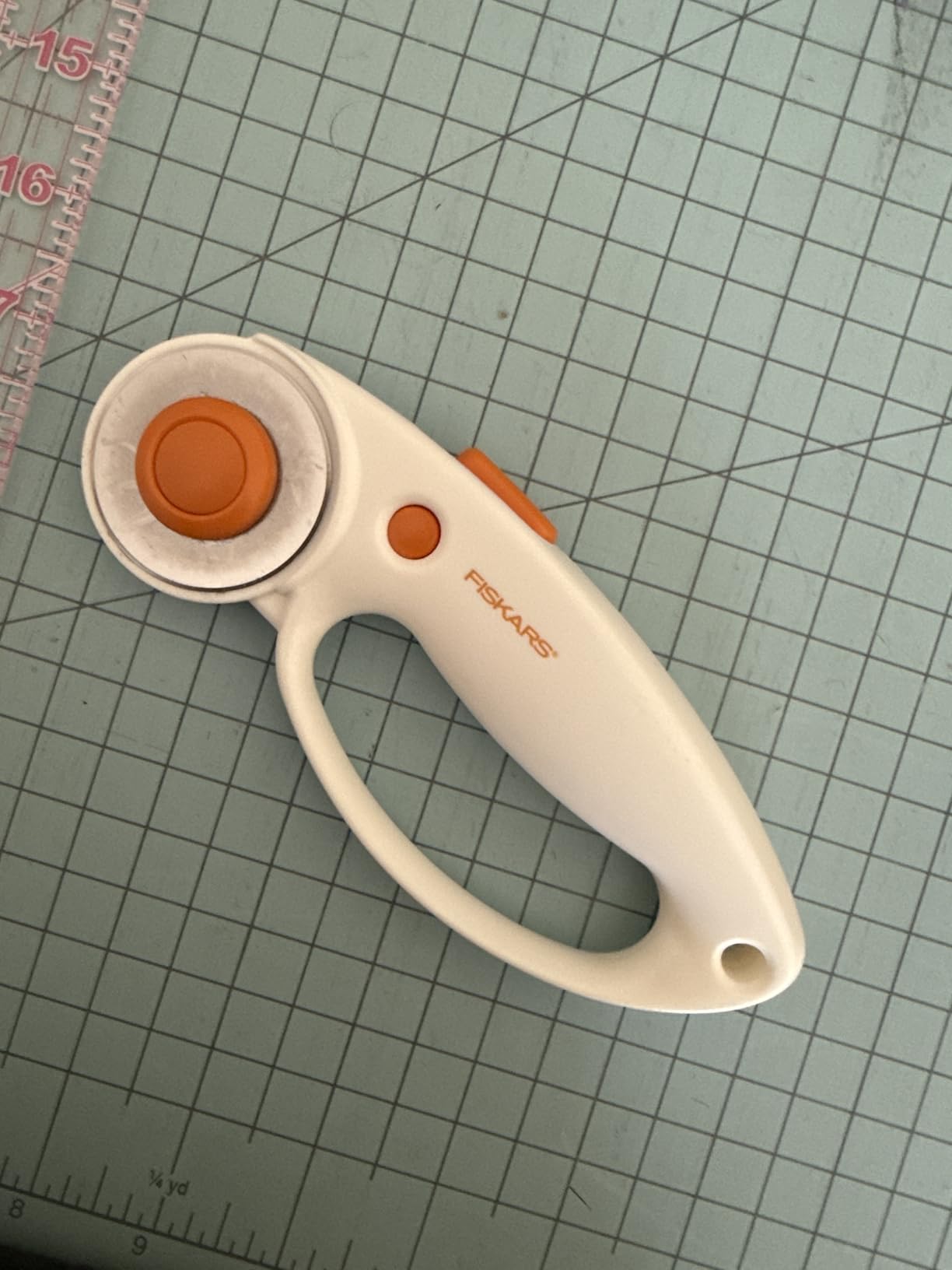 Fiskars 45mm Loop Rotary Cutter for Fabric, Arts, Crafts, Sewing customer photo 1