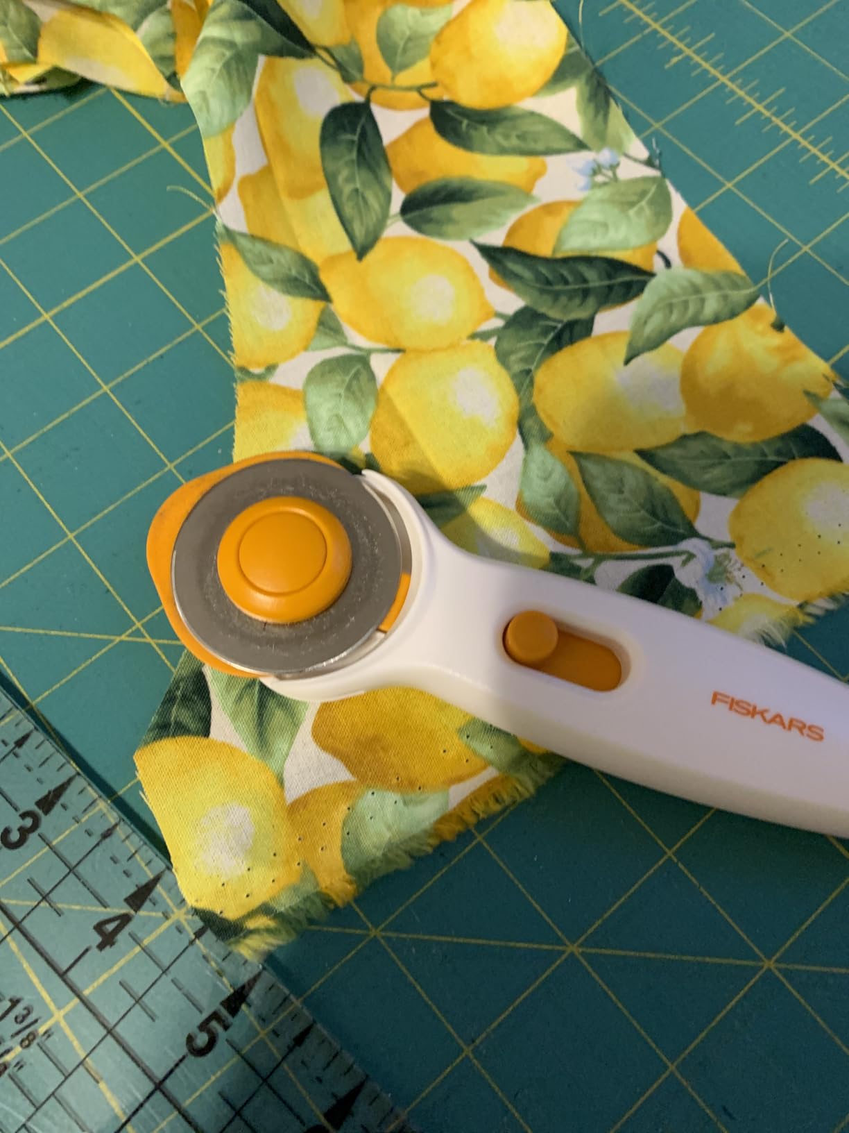 Fiskars 45mm Rotary Cutter for Fabric, Premium Steel Stick Fabric Cutter customer photo 1