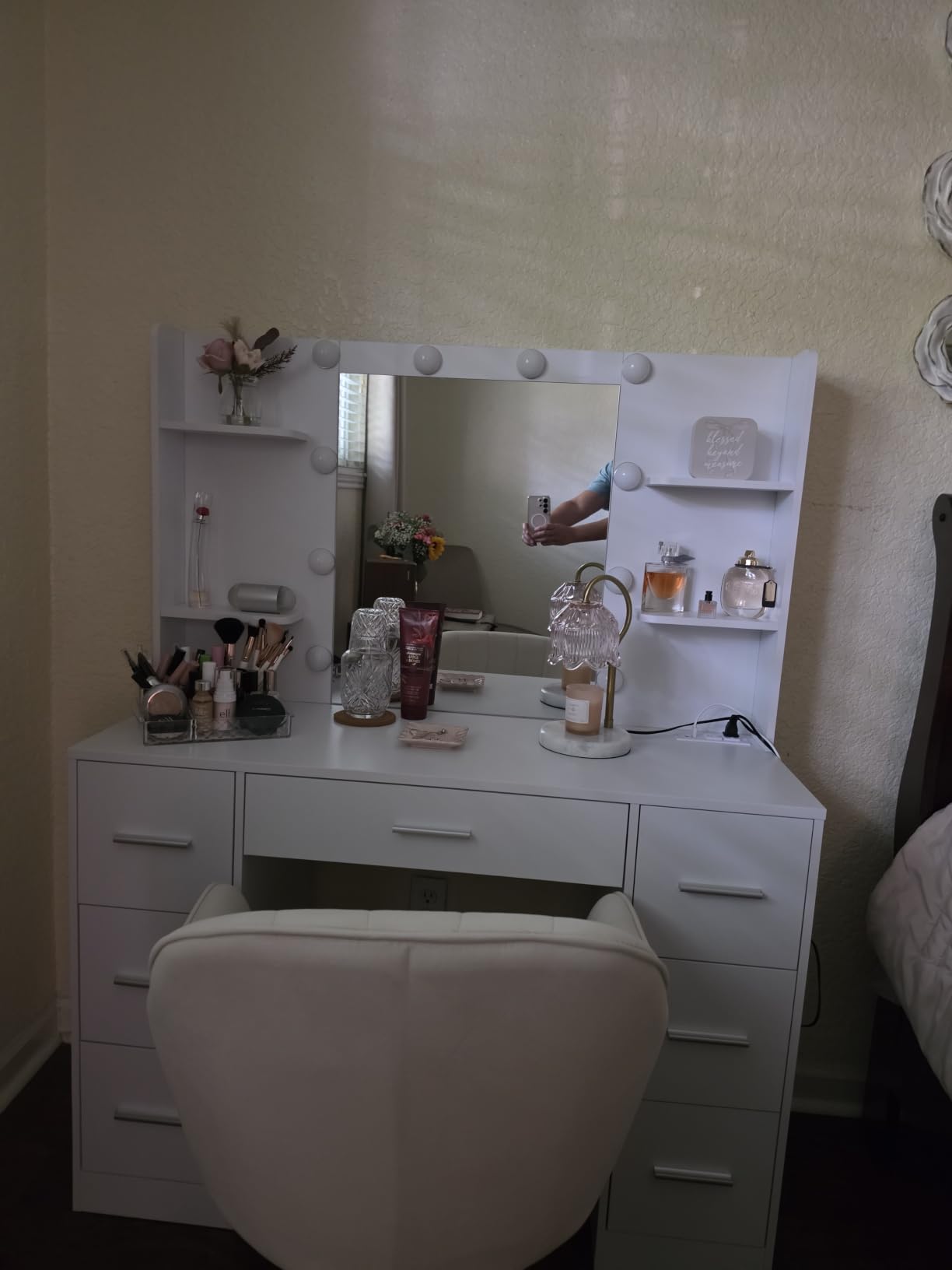 Quimoo Large Vanity Desk with LED Lighted Mirror & Power Outlet, Makeup Vanity Table with 7 Drawers, 4 Shelves and 5 Hooks, Vanity Desk Set for Bedroom, Bathroom, White customer photo 1