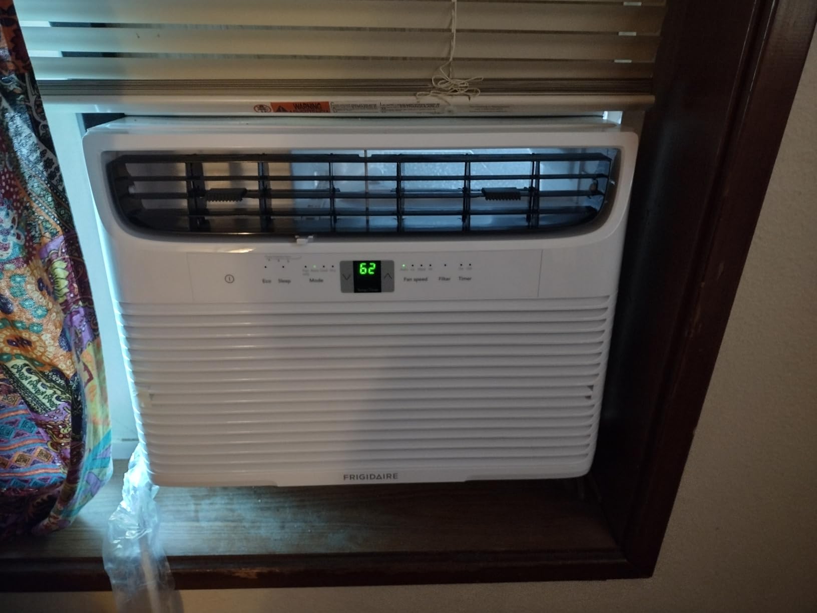 Frigidaire 10,000 BTU Window Air Conditioner with Remote Control, Cools Up to 450 Sq. Ft., Quiet Operation, Eco Mode, 3 Fan Speeds, Auto Restart, White customer photo 2
