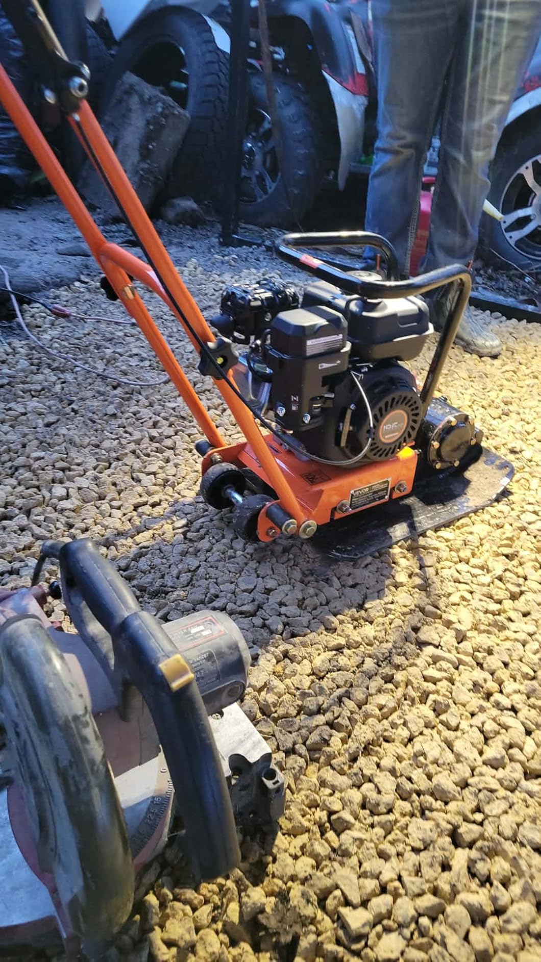 VEVOR Plate Compactor, 6.5 HP 196cc Gas Engine, 2360 lbs Compaction Force | 22.1 x 15.9 in Plate, Heavy-Duty 5600 VPM Power Jumping Jack Vibratory Tamper for Walkways, Asphalt, Pavers, and Landscaping customer photo 1