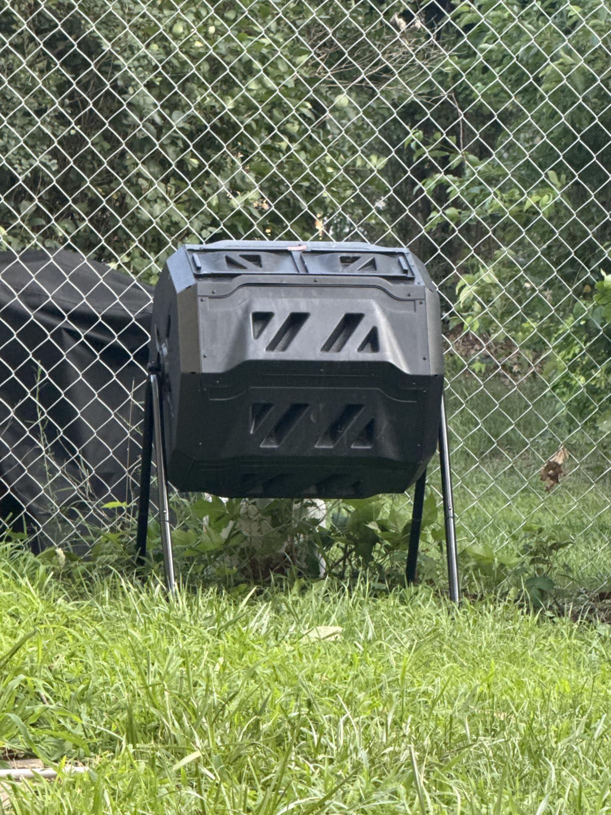 VEVOR Compost Bin, 43-Gal Dual Chamber Composting Tumbler, Large Tumbling Rotating Composter with 2 Sliding Doors and Steel Frame, BPA Free Composter Bin Tumbler for Garden, Kitchen, Yard, Outdoor customer photo 1