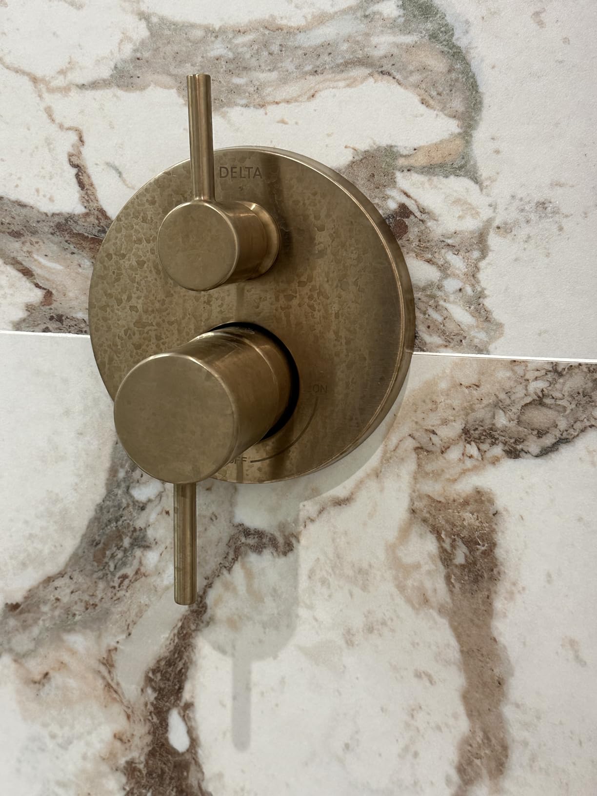 Delta Modern 14 Series Round Rain Shower System Faucet Set, Rainfall Brushed Gold Shower Head and Handle Set, Valve Trim Kit, 10 Inch, Champagne Bronze 342702-CZ customer photo 1