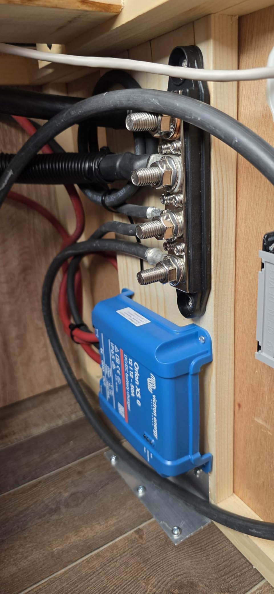 Victron Energy Orion-XS Smart DC to DC Charger (Bluetooth) 12/12V 50A 700W | Fully Configurable - Battery Charger for Dual Battery Systems - IP65 Dust & Waterproof customer photo 1