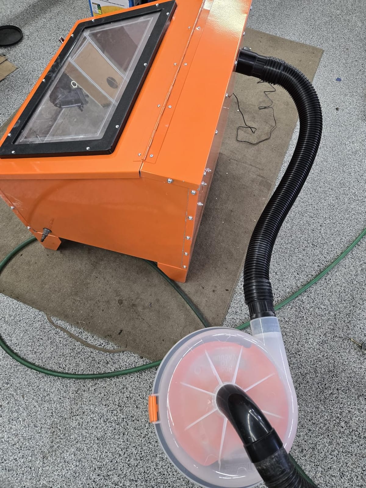 VEVOR 40 Gallon Sandblasting Cabinet, 40-120PSI Portable Benchtop Sand Blasting Cabinet, Heavy Duty Steel Sand Blaster with Blasting Gun & 4 Ceramic Nozzles for Paint, Stain, Rust Removal customer photo 1