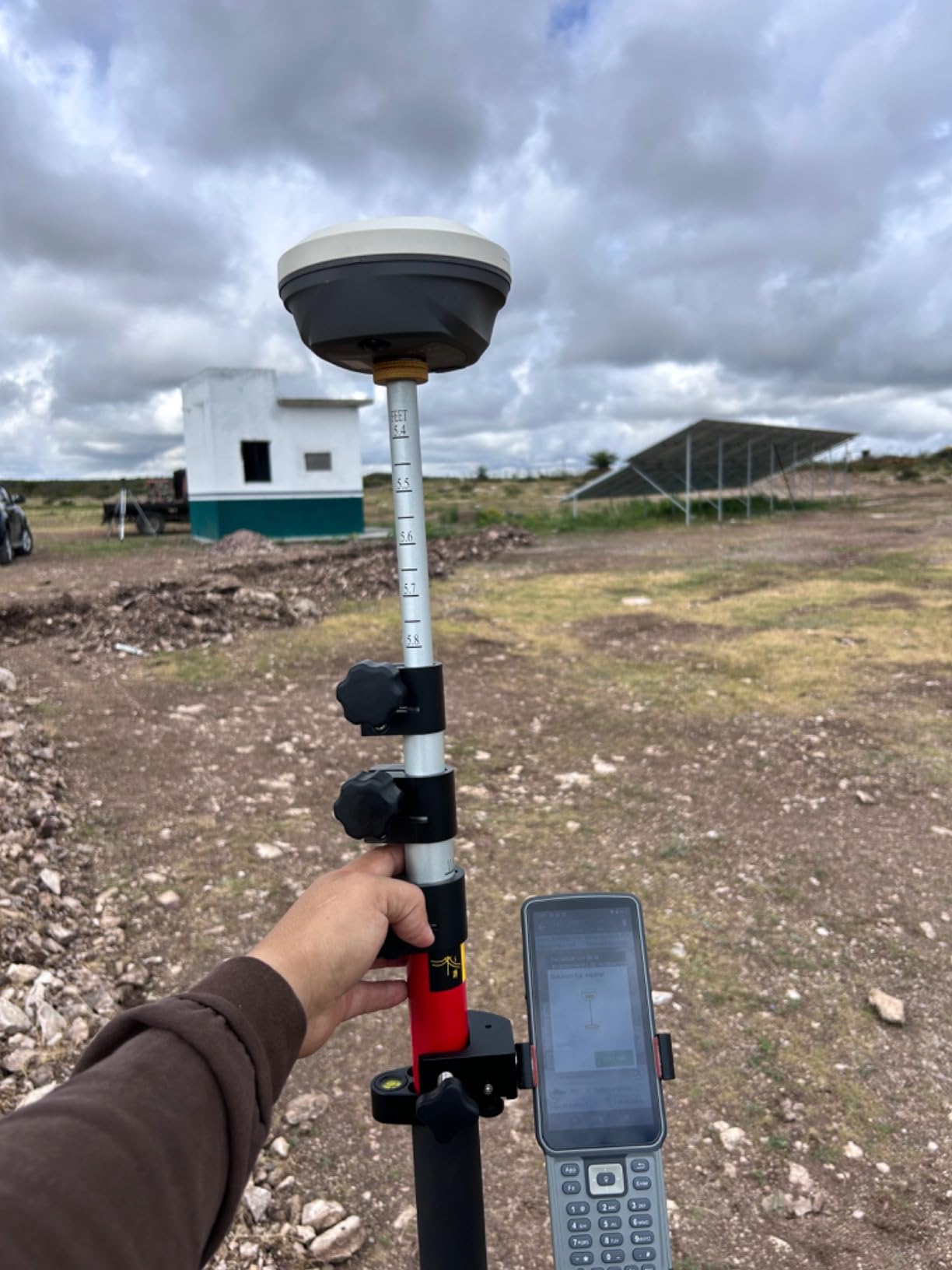 E1 GNSS Survey Equipment 20 Hours Endurance RTK GPS with IMU Rover & Base Handheld Collector with Survey Software RTK Surveying Equipment, 1408 Channels, 15km UHF Range, 60° Tilt Survey customer photo 2