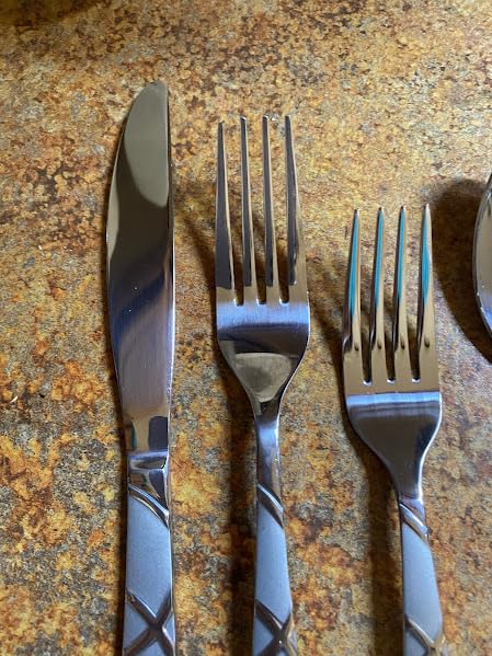HIKAA 40PCS Stainless Steel Silverware Set, Modern Flatware Set for Kitchen, Mirror Polished Cutlery Set with Forks, Spoons and Knives，Dishwasher Safe customer photo 1