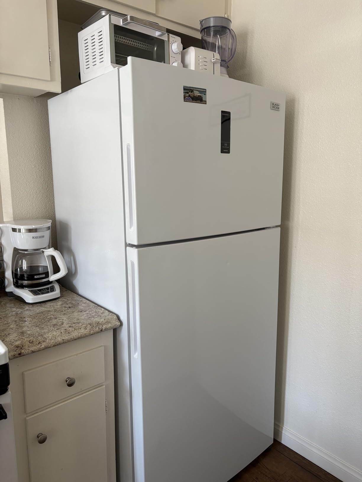BLACK+DECKER 16.4 Cu. Ft. Top Mount Refrigerator, BR1640KW, White customer photo 1