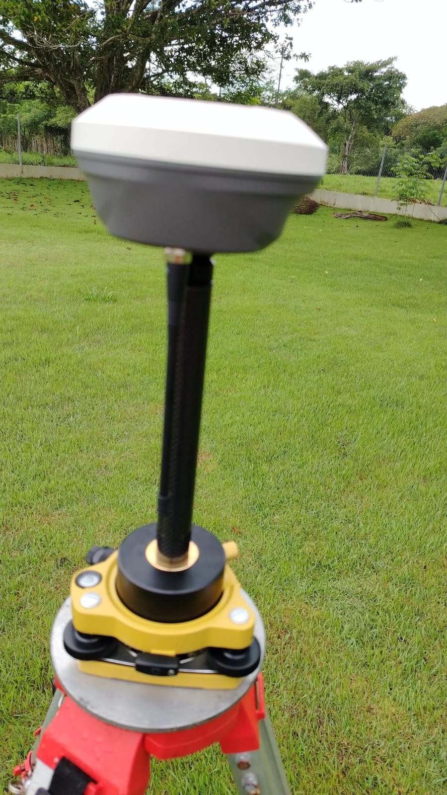 E1 Lite GNSS RTK Surveying Equipment, RTK GNSS GPS with IMU Rover & Base, 1cm Accuracy, 1408 Channels customer photo 2
