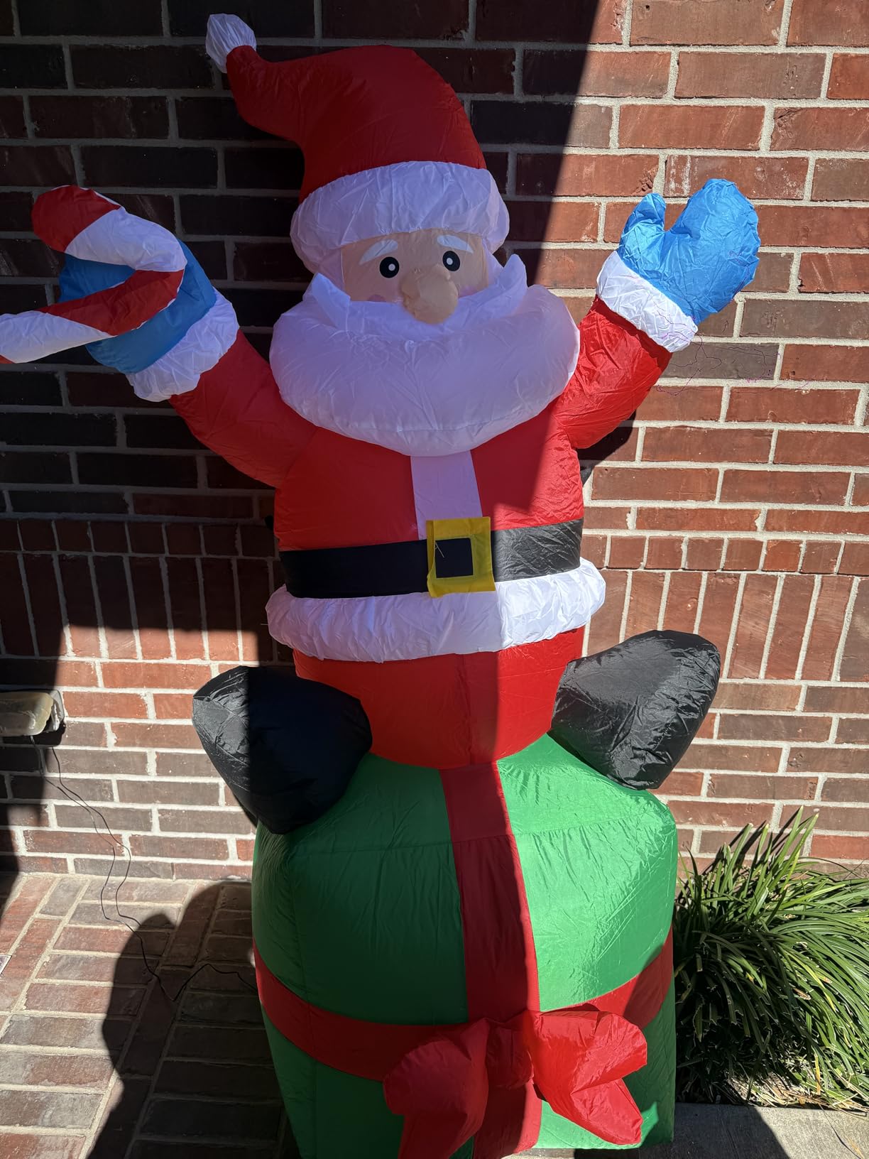 6FT Christmas Santa Inflatables Outdoor Decorations Santa Claus with Gift Box Blow Up Yard Decorations, Built-in LED Lights for Outdoor Christmas Party Yard Garden Lawn Xmas Decoration customer photo 1