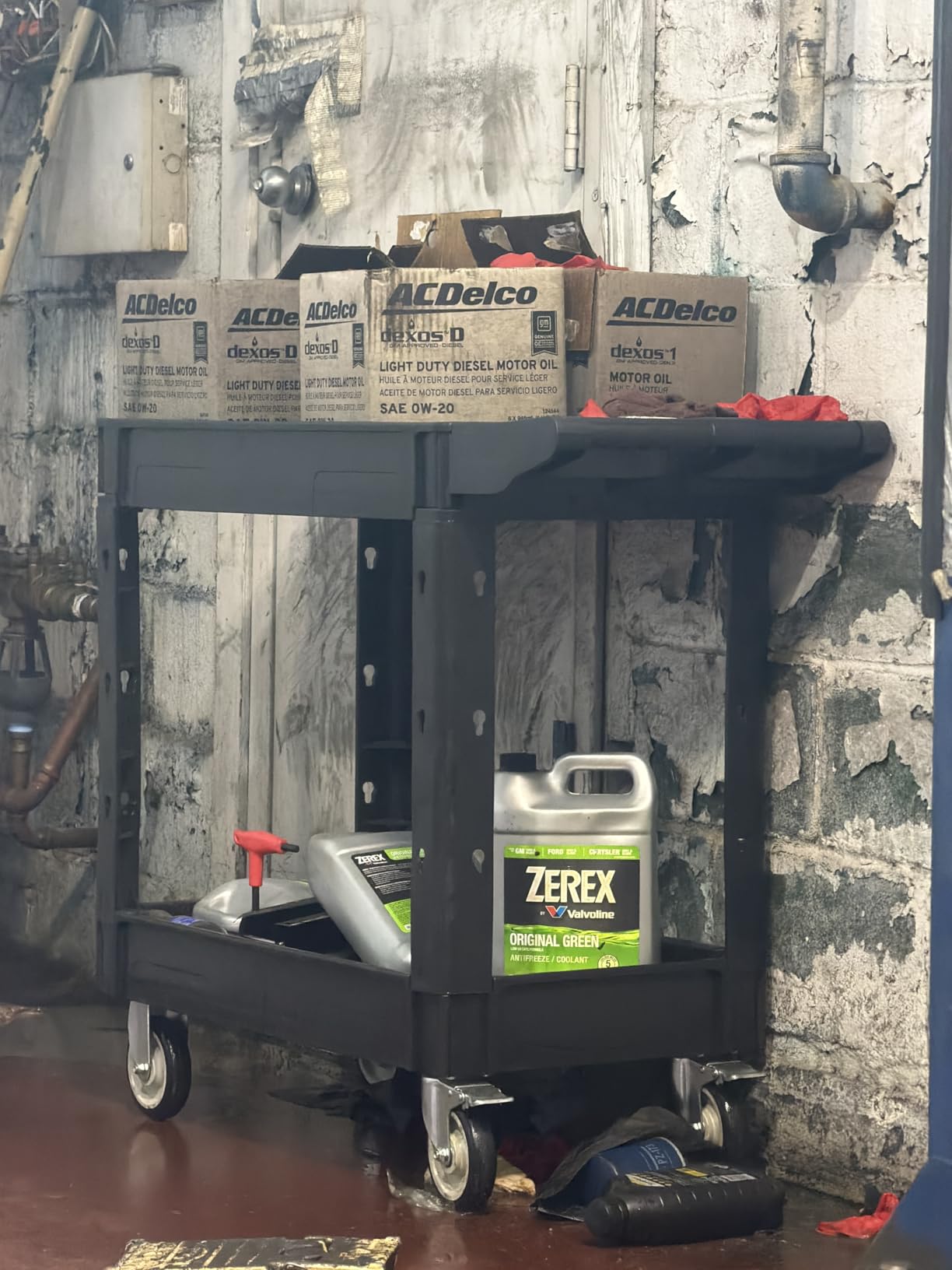 VEVOR Utility Service Cart, 2 Shelf 550LBS Heavy Duty Plastic Rolling Utility Cart, Medium Lipped Shelf, 360° Swivel Wheels, Ergonomic Storage Handle for Warehouse Garage customer photo 1