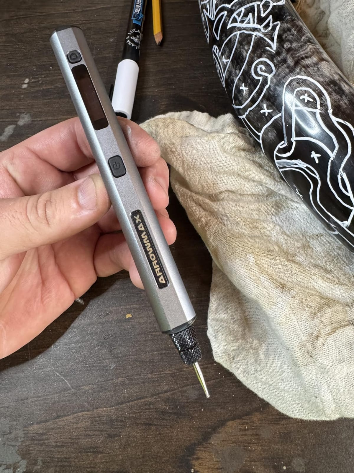 AM ARROWMAX Electric Mini Engraving Pen, HollowCup Motor, 42 Bits with Aluminum Case, OLED, Magnetic Charge, Mini Cordless Rotary Tool, Engraving Pen for Bead, Metal, Wood, Glass and Plastic (SGS) customer photo 1
