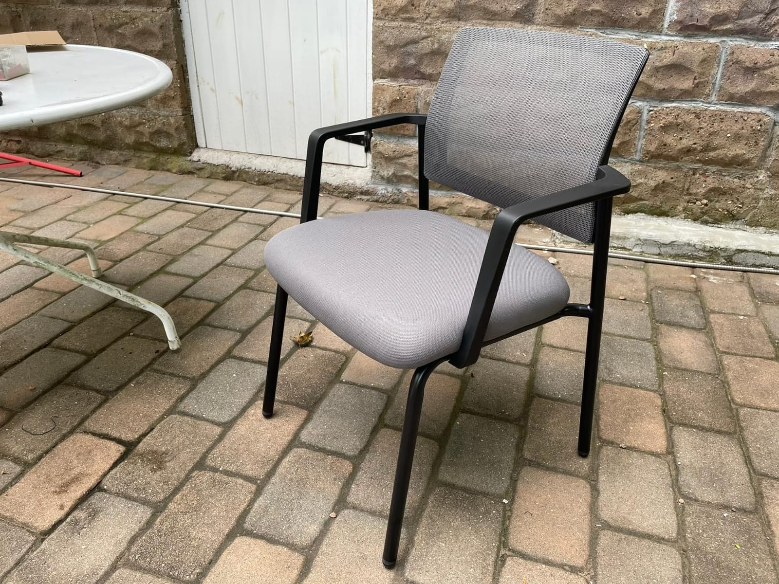 Sweetcrispy Mesh Back Stacking Arm Chairs, Upholstered Fabric Stacking Chairs, Sturdy Metal Office Chairs, Easy to Use and Store, Outdoor and Indoor, for Home, School, Party, Church, 4 Pack Black customer photo 2