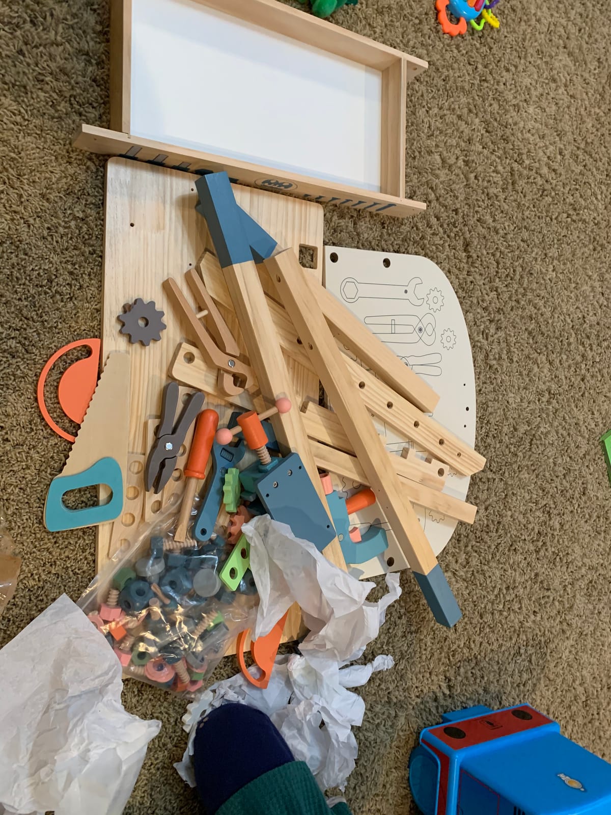 Kids Tool Set, Wooden Tools Bench with Apron Toddler Toy Workbench with Realistic Tools Electric Drill STEM Construction Toy Gifts for Age 3-9 Boys Girls customer photo 2