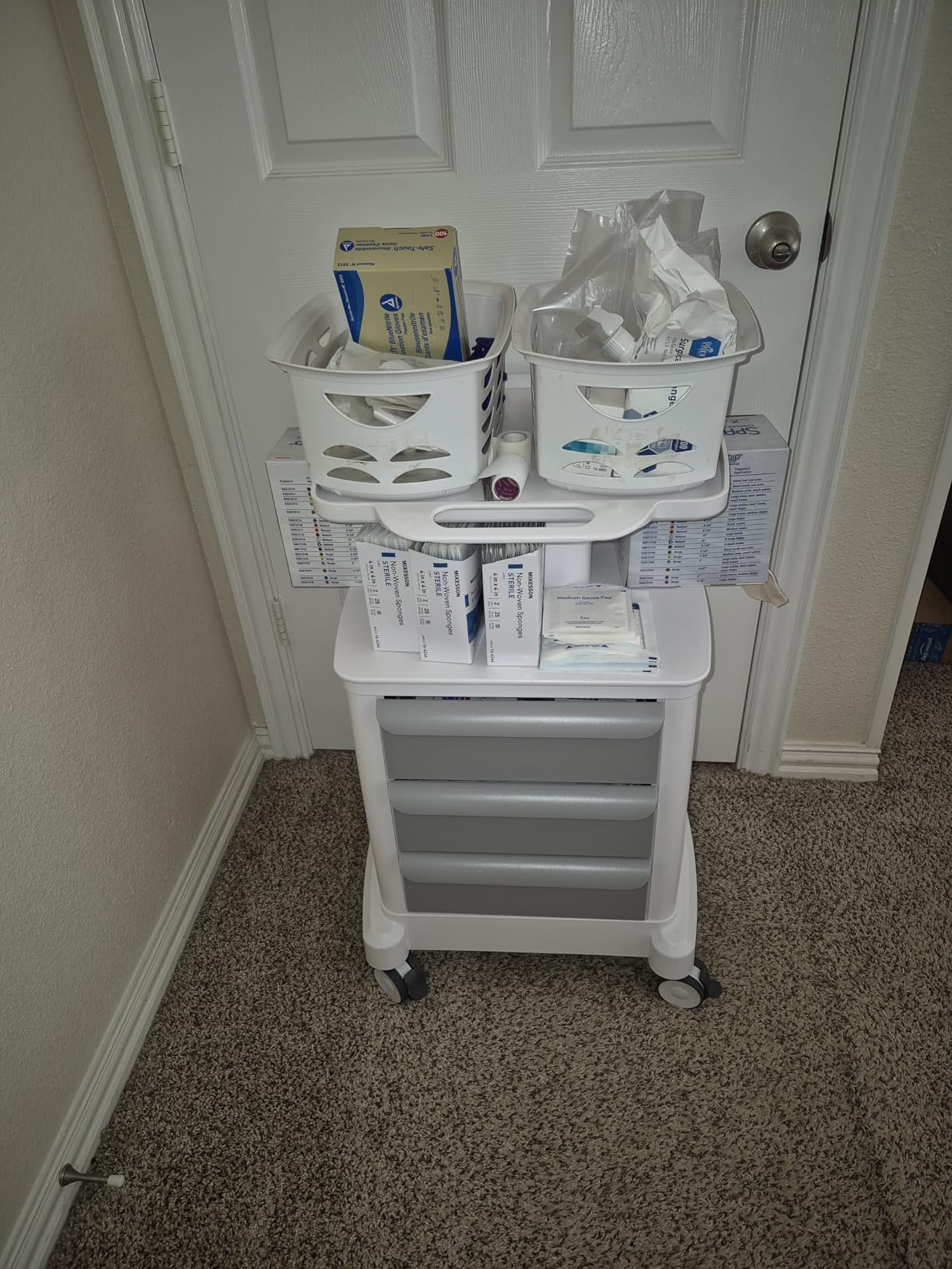 VEVOR Medical Cart with 3 Drawers and Top Tray, 4-Tier Rolling Utility Cart | Mobile Medical Trolley with ABS Material, Stable Rolling Cart with 4 Silent Wheels, for Clinic, Hospital, Lab, Salon, White customer photo 1