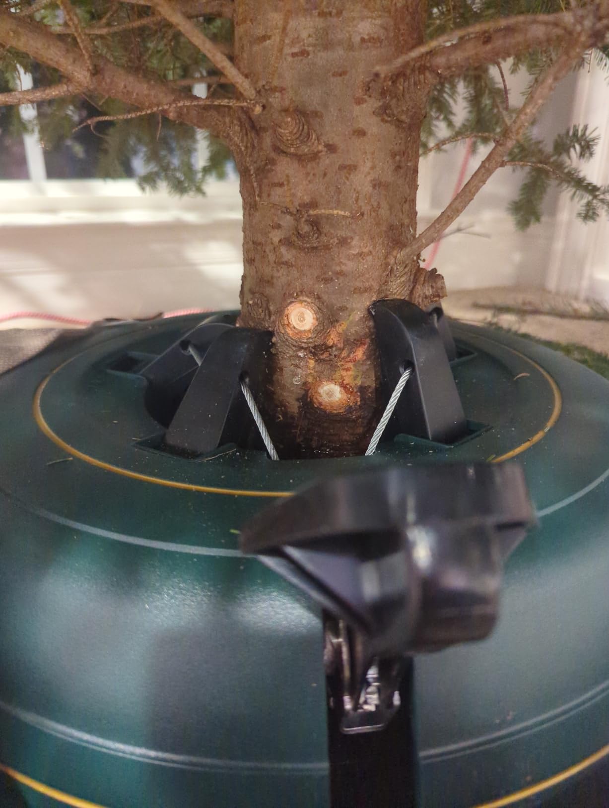Krinner Christmas Tree Genie XL - Green Tree Stand - Original Single Cable Operation, Holds up to 10 ft Live Trees - Foot Pedal Setup & Water Reservoir with Level Indicator customer photo 2