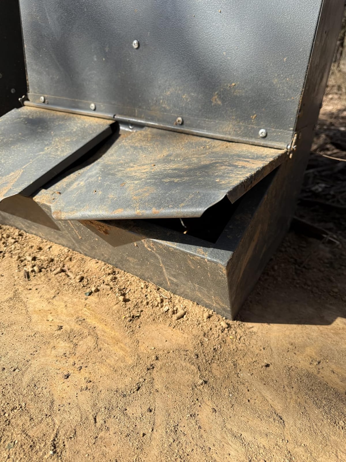 VEVOR Hog Feeder, 2.2 Bushel Capacity, Single Door Pig Feeder, Heavy Duty Steel Piglets Feeder, Multipurpose Trough Creep Feeder, Outdoor Livestock Feeder Farm Accessory for Feeding up to 5 Hogs customer photo 2