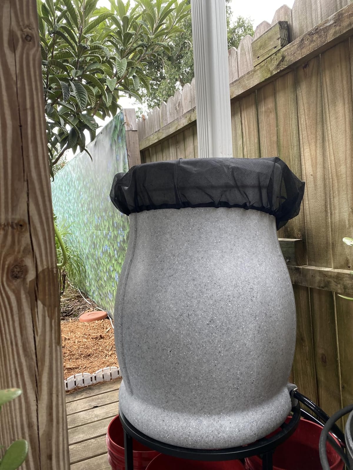 FCMP Outdoor 45-Gallon Catalina Rain Barrel - BPA-Free, Flat-Back Design with 3.5 Foot Garden Hose, Shut-Off Thumb Valve, and Fixed Lid (RB-CAT-BLK) Black customer photo 2