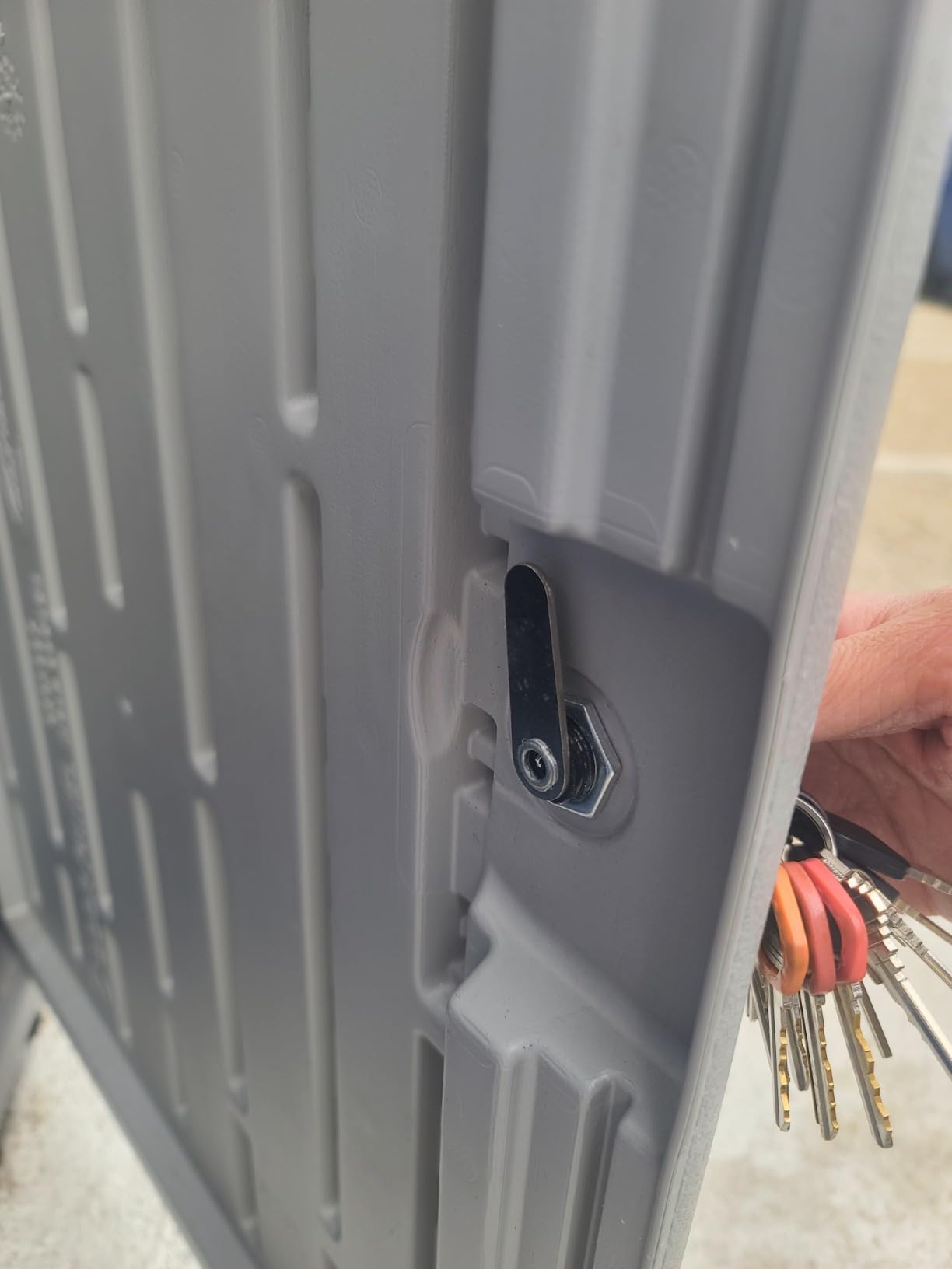 Suncast 33.5-Gallon Capacity Package Delivery Box, Parcel Drop Box with Lock, Weather Resistant Outdoor Storage Solution for Secure Package Deliveries, Made in USA customer photo 1
