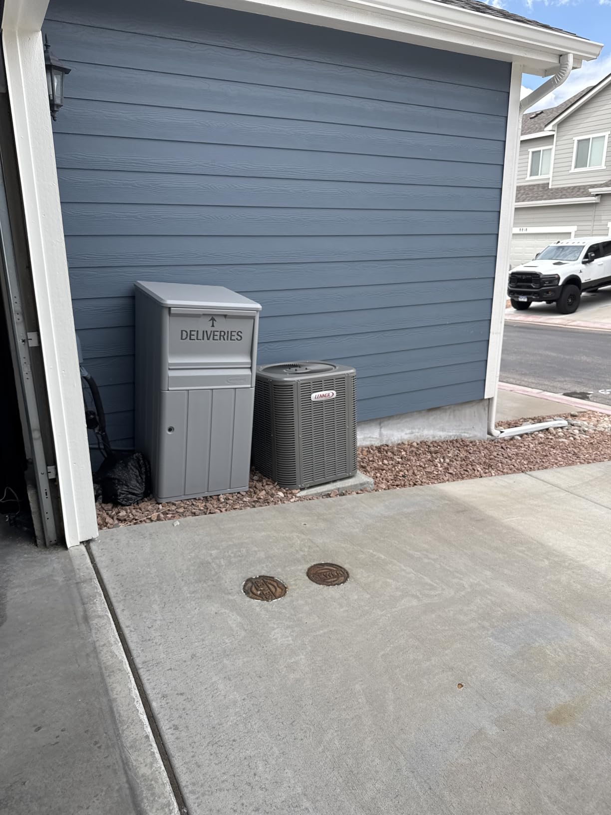 Suncast 33.5-Gallon Capacity Package Delivery Box, Parcel Drop Box with Lock, Weather Resistant Outdoor Storage Solution for Secure Package Deliveries, Made in USA customer photo 2