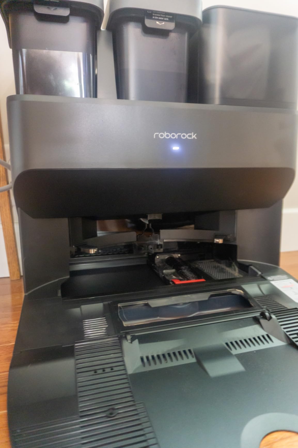 roborock Saros Z70 Robot Vacuum and Mop, OmniGrip Arm, AI-Powered, 22,000Pa, 3.14'' Ultra Slim, FlexiArm Riser Technology, AdaptiLift Chassis, Obstacle Avoidance, Auto Mop Washing & Drying, Silver customer photo 2