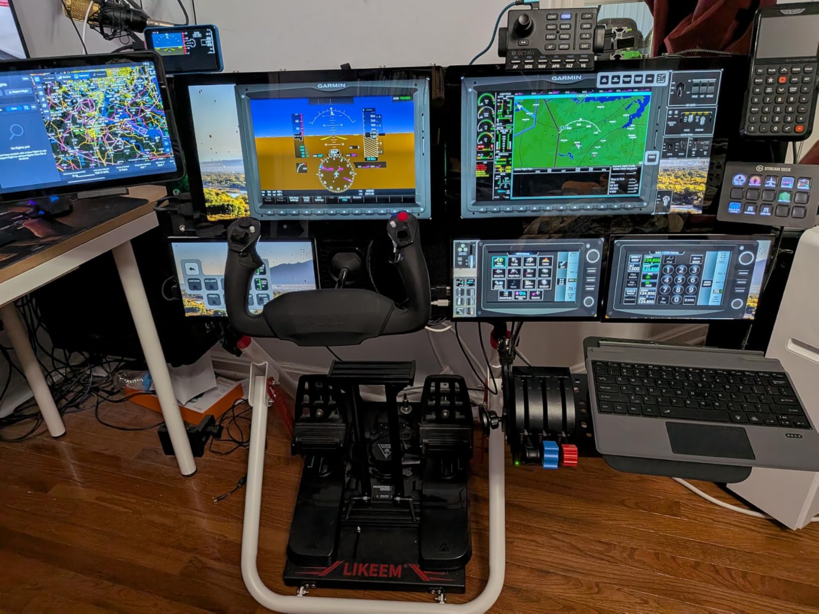 Honeycomb Alpha LITE - compact yoke for flight simulation, 180 rotation, programmable buttons, sturdy steel shaft, clear design perfect for sim beginners, plug & fly with MSFS 2024 customer photo 1