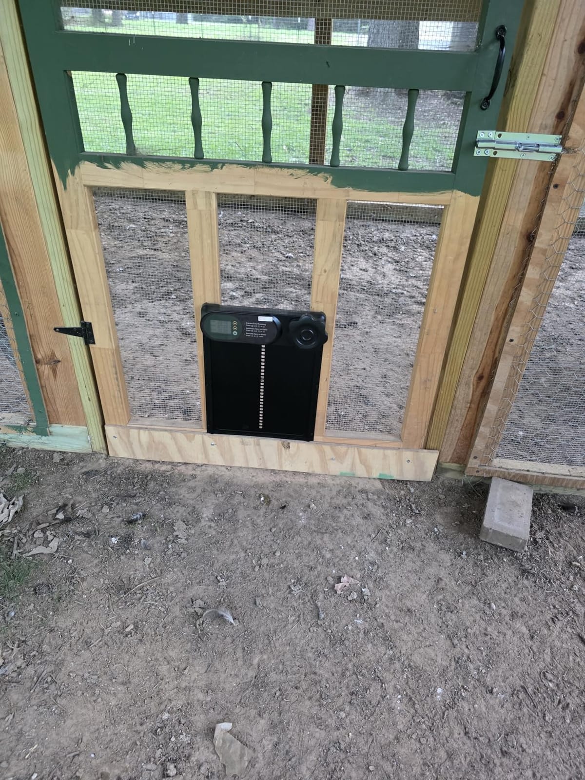 Automatic Chicken Coop Door Opener, Battery Powered & Anti-Pinch Sensor, Aluminum Alloy Door, Large LCD Display, Smart Timer, Waterproof, Auto Open/Close for Hens, Ducks, Geese Poultry customer photo 1