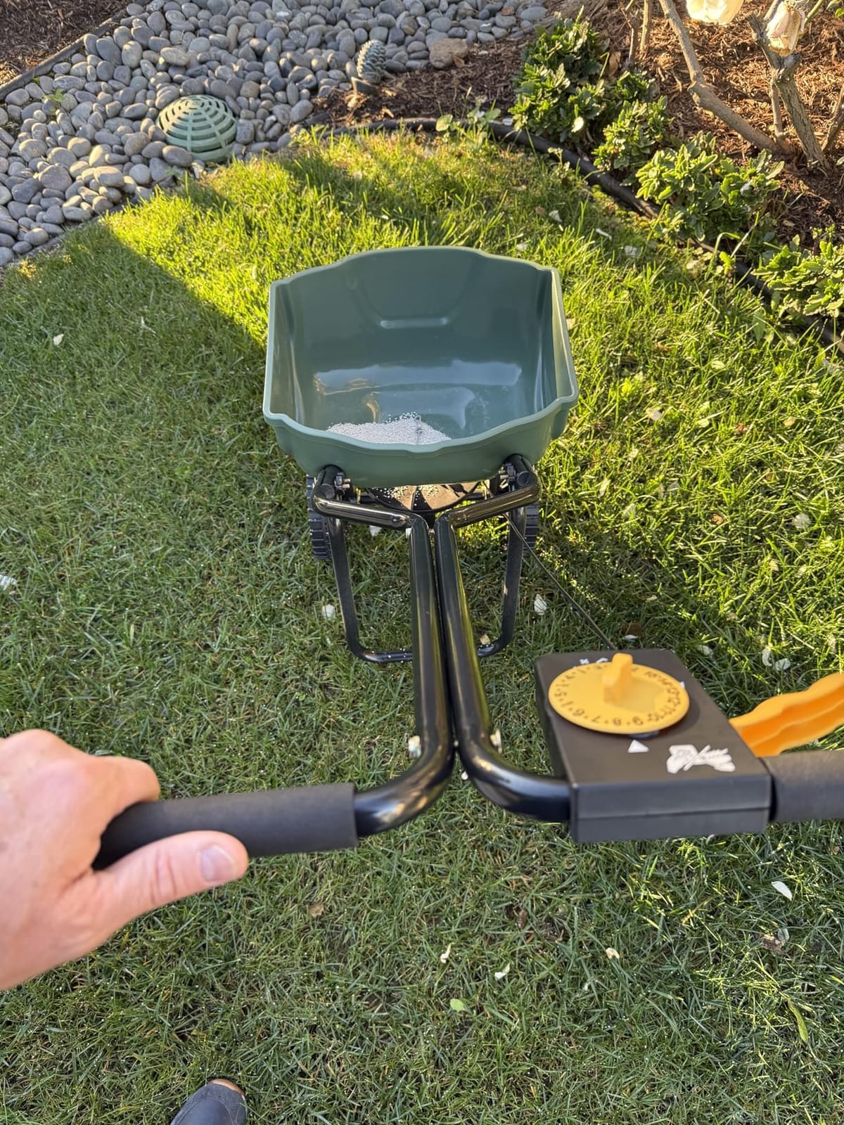 Amazon Basics Fertilizer Spreader for Lawn, Evenly Spreading, Multi-Gear System, Covers 5000 Square Feet per Load, 33 Pounds, 0.53 Cubic Feet, All Season, 1-Pack customer photo 2
