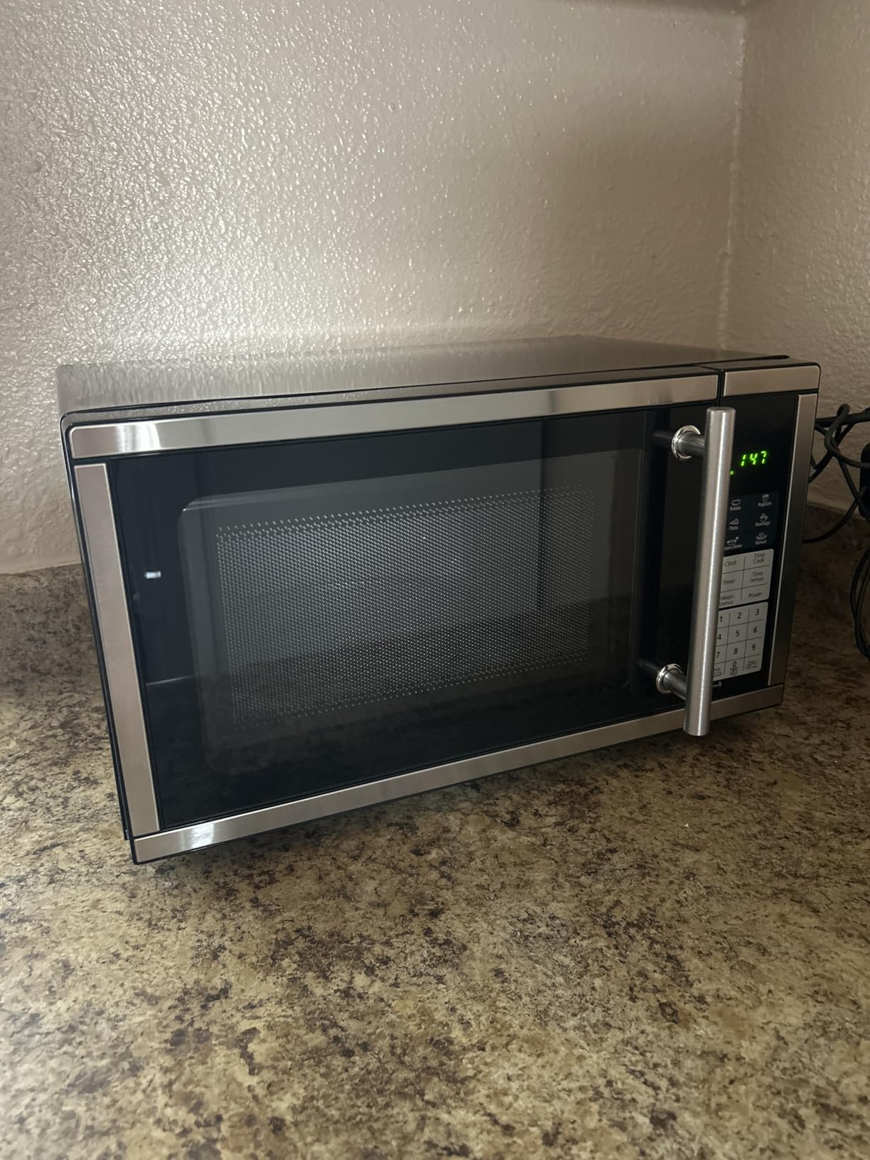 Countertop Microwave Ovens 0.7 Cu. Ft. 700 Watts Microwave Oven With LED Lighting,Turntable and Child Lock,Compact Microwave Perfect for Apartments and Dorms,Easy Clean Interior, Black customer photo 1
