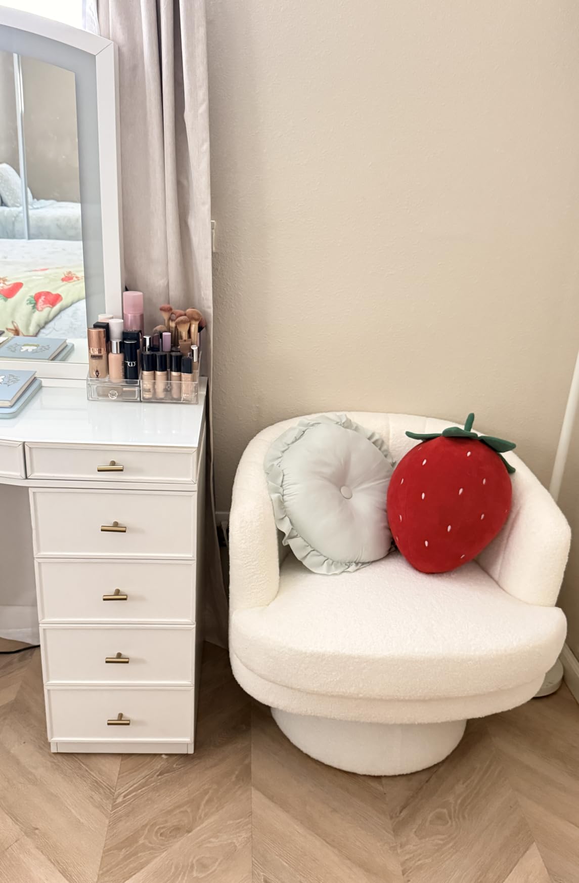 CANMOV Swivel Accent Chair with Armrest, Modern 360 Degree Swivel Barrel Chair with Curve Back and Soft Cushion, Comfy Round Sherpa Teddy Armchair Single Sofa for Living Room, Bedroom, Waiting Room, Beige customer photo 2