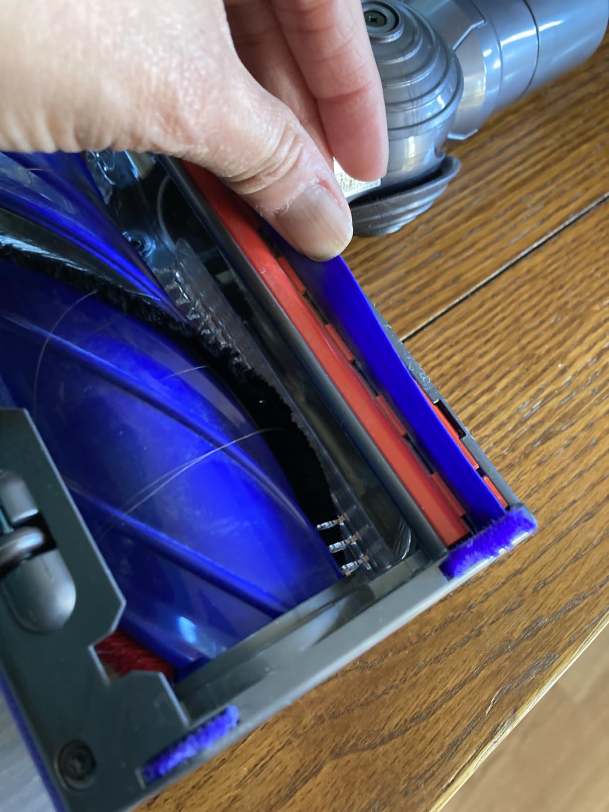 Dyson V9 Motorbar Cordless Vacuum, Cleans Hard Floors and Carpets, Detangles, Converts to Handheld, 100AW, 3 Power Modes, Up to 40 Minutes customer photo 2