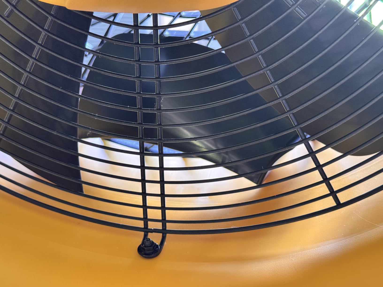 DEWALT Industrial High-Velocity Floor Fan AC/DC Dual Power Supply, DXF1850B | 270° Adjustable Tilt Design, 3-Speed, 4000 CFM, 6 ft Cord, 18-Inch Barrel Fan customer photo 1