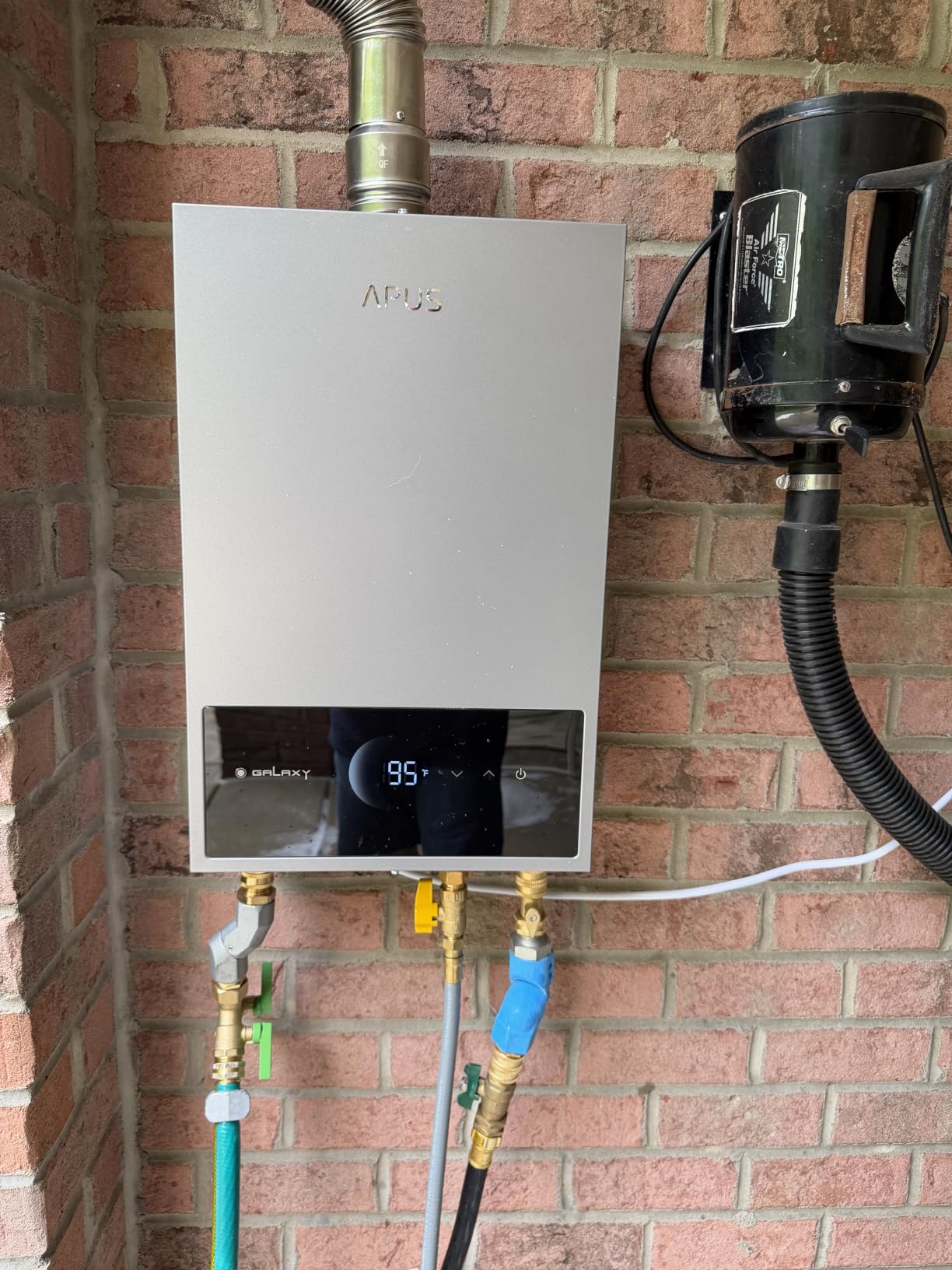 APUS Tankless Water Heater Propane Gas, Up to 4.42 GPM, Indoor Hot Water Heater, 95,000 BTU on Demand Instant Hot Water Heaters with Smart Digital Display, Space Gray customer photo 1