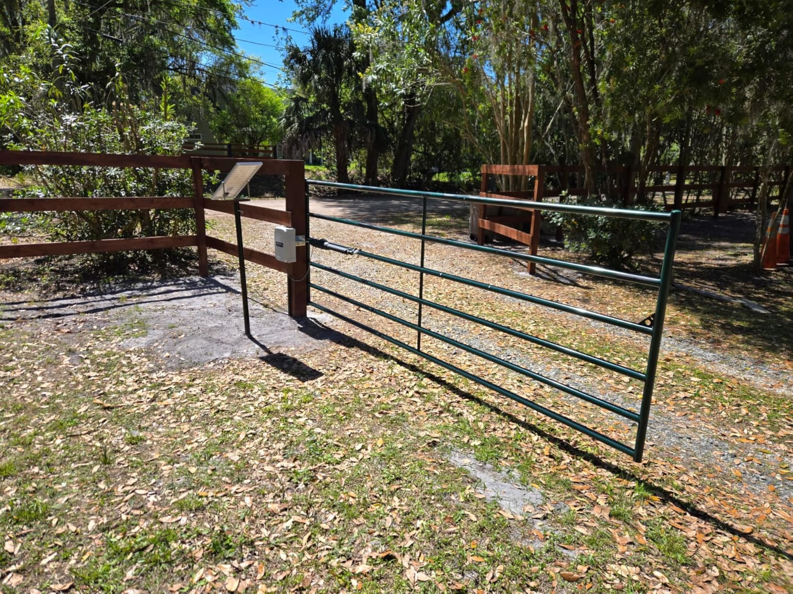 Blütezeit Solar Swing Gate Opener, 880lb Single-Arm Operator with Built-in 24V Lithium Battery & 25W Solar Panel, Integrated Control Box for Easy Install, Smart Auto Setting, 2 Remotes & Complete Kits customer photo 1
