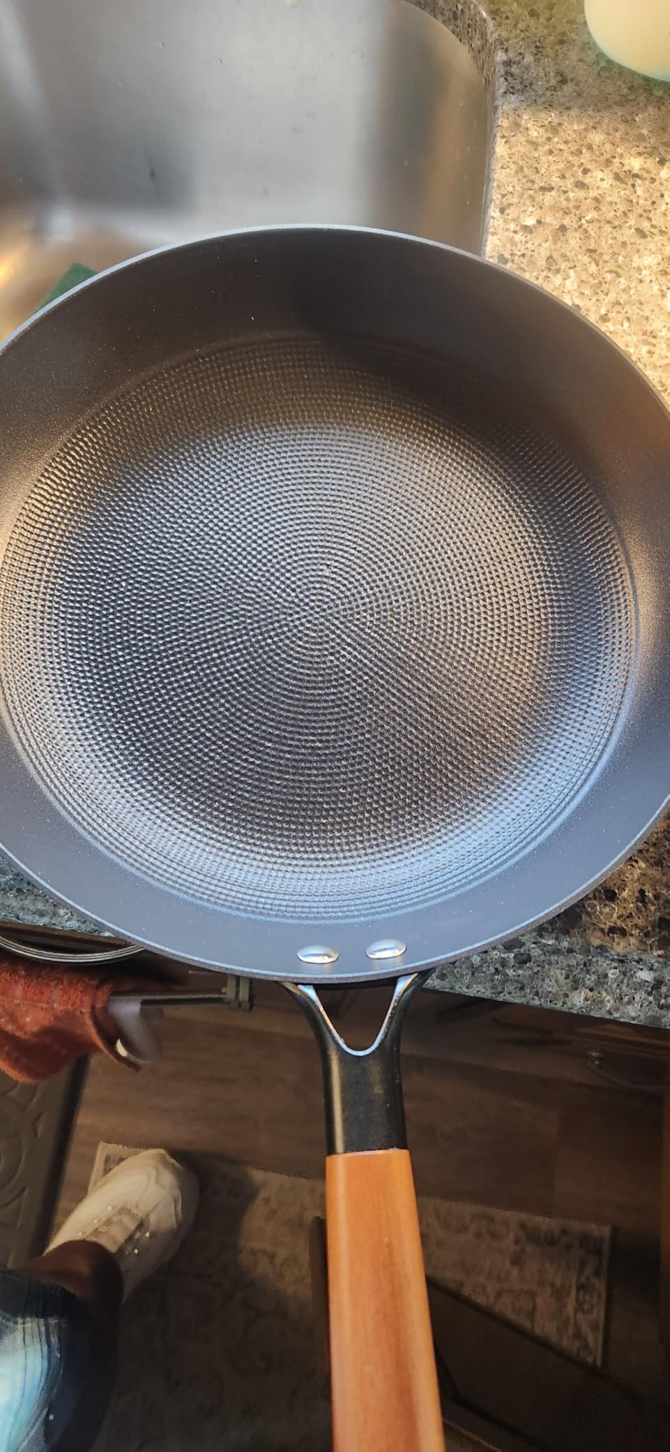 VEVOR Cast Iron Skillet, 4-Piece Frying Pan Set (6, 8, 10, 12 in), Skillets with Heat-Resistant Silicone Handle, Pre-Seasoned Chef's Pan, Kitchen Cookware, for Oven, Gas, Electrical, Induction, Black customer photo 2