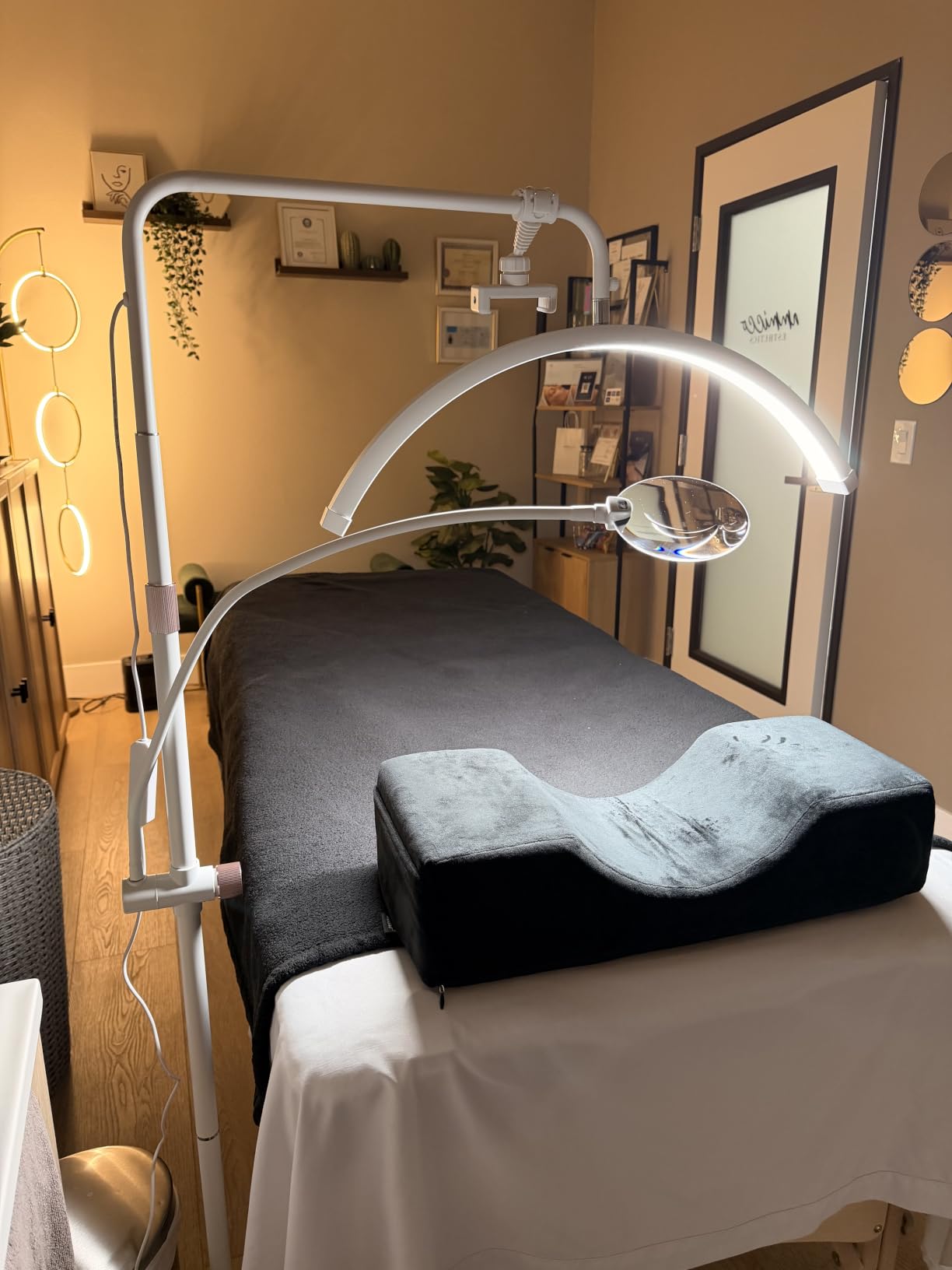 AURELLE Half Moon Lash Light - Adjustable LED Floor Lash Lamp with 4X Magnifier & Phone Holder for Eyelash Extensions,Nail Art,Tattoo,Skincare,Salon SPA-Dimmable Brightness,Rotating Head, Gold customer photo 2