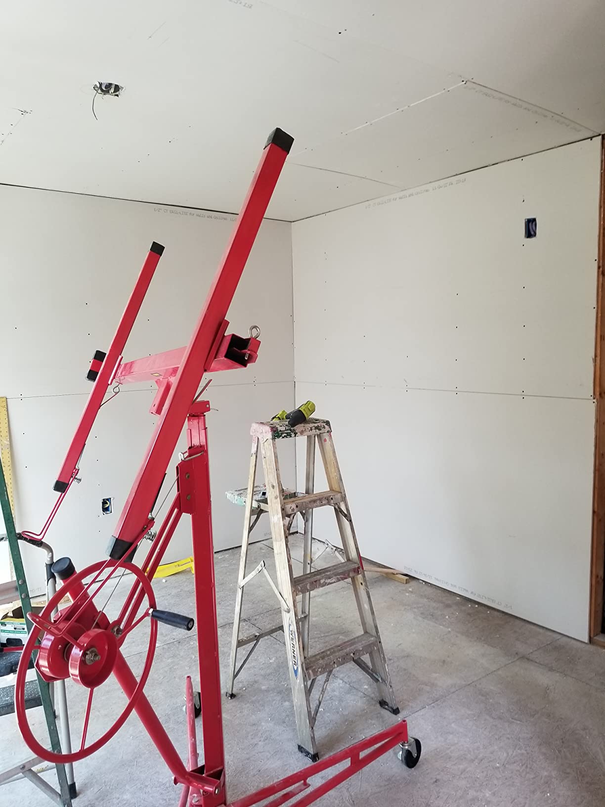 VEVOR 11ft Drywall Lift, Heavy-Duty 150 lbs Sheetrock Hoist with Adjustable Telescoping Arm, Lockable Wheels, Drywall Lifter Panel Jack Hoist Tools Ideal for Ceiling & Wall Installation (Red) customer photo 2